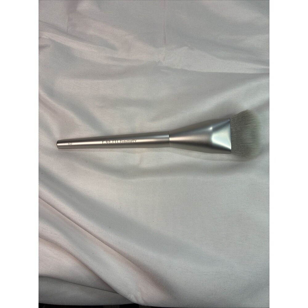r.e.m. Beauty B2 Bronzer Brush